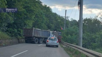 Na kosovsko-srbskej hranici vzrástlo napätie, etnickí Srbi blokovali dva priechody
