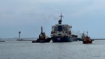 Z Odesy vyplávala prvá loď s ukrajinskými obilninami. Smerovať bude do Libanonu