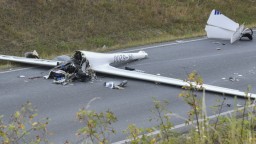 V Česku sa zrútilo lietadlo a narazilo do idúceho auta. Nehoda si vyžiadala jednu obeť