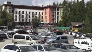 Parkovanie v Tatrách nie je lacné. Predstavitelia samosprávy chcú, aby turisti nechávali autá doma