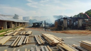 Hasiči zasahujú pri požiari firmy na spracovanie dreva, vznikla predbežná škoda nad 200-tisíc eur