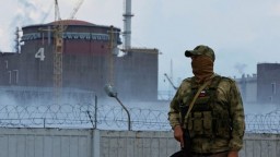 ONLINE: Rusi zriadili delostrelecké jednotky v blízkosti Záporožskej jadrovej elektrárne, uviedol Londýn