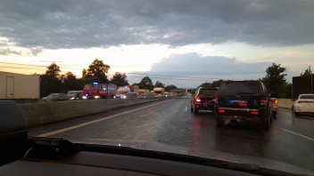Českom sa prehnala búrka, diaľnicu D1 uzavreli pre popadané drôty vysokého napätia