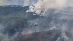 Požiar v Českom Švajčiarsku možno do týždňa uhasia, neobjavili sa nové plamene