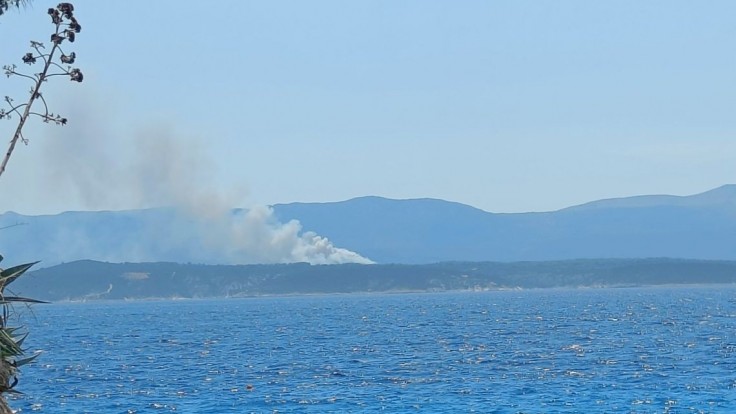 Na chorvátskom ostrove Hvar vypukol lesný požiar, vyžiadal si už jednu obeť