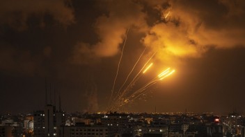Izrael tvrdí, že prímerie neporušil. Biden privítal mier v Pásme Gazy
