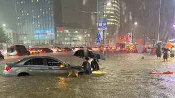 Juhokórejský Soul zasiahli prívalové dažde, ulice sa zmenili na rieky. Niekoľko ľudí zahynulo