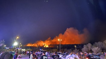 Na známej chorvátskej párty pláži Zrče vypukol požiar. Hasiči zasahujú už niekoľko hodín