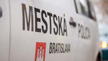 Bratislavská polícia obvinila páchateľov, ktorí prepadli banku v Ružinove. Stále po nich pátra