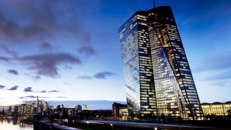 ECB tlmí obavy z platobnej neschopnosti niektorých krajín, nakupuje ich dlhopisy