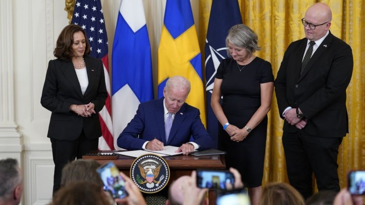 Biden za USA podpísal vstup Fínska a Švédska do NATO. Budú silnými spojencami, povedal