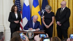 Biden za USA podpísal vstup Fínska a Švédska do NATO. Budú silnými spojencami, povedal