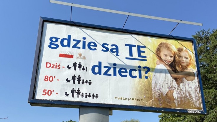 Kde sú tieto deti? Poľsko zaplavili obrovské bilbordy, zobrazujú klesajúcu pôrodnosť