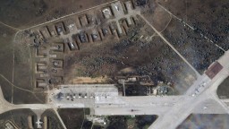 FOTO: Ruskú základňu na Kryme poškodili explózie. Satelitný snímky naznačujú, že útok mohol byť cielený
