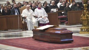 FOTO: S kardinálom Tomkom sa rozlúčil aj pápež František, ktorý vykonal záverečný obrad