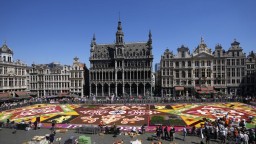 FOTO: Bruselské Hlavné námestie žiari tisíckami farieb. Kvetinový koberec tvorí vyše milión begónií