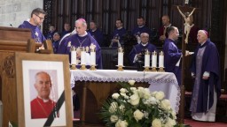Rozlúčka s kardinálom Tomkom sa skončila, veriaci si mohli jeho pamiatku uctiť v bratislavskej katedrále