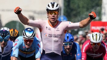 Jakobsen sa stal majstrom Európy. Holandský cyklista triumfoval v pretekoch s hromadným štartom