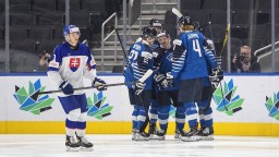 Hokejisti do 20 rokov prehrali s Fínskom. Účasť vo štvrťfinále nemajú istú