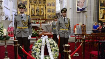 Slovensko sa navždy rozlúčilo s kardinálom Tomkom, zbohom mu dali tisíce veriacich i prezidentka