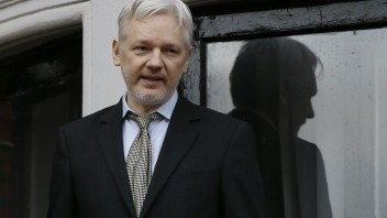 Novinári a právnici žalujú CIA za údajné špehovanie počas návštevy Assangea