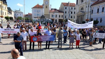 V Banskej Bystrici protestovali starostovia a primátori. Od vlády žiadajú záchranné koleso