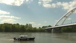 Hladina Dunaja nebezpečne klesá, prvá loď už uviazla na plytčine