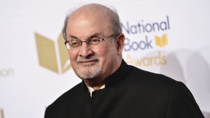 Rushdieho útočník rešpektuje iránskeho vodcu, ktorý vydal náboženský dekrét o povinnosti zabiť autora