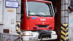 V Bratislave vybuchla fľaša s plynom, zranilo sa viacero ľudí. Previezli ich do nemocnice