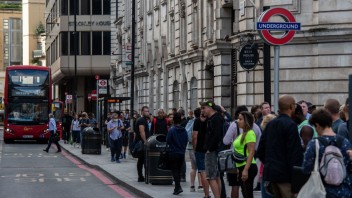 Londýnsku dopravu paralyzoval štrajk. Metro a autobusy stoja alebo premávajú obmedzene