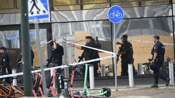 Zo streľby v nákupnom centre vo Švédsku, pri ktorej zahynul človek, je podozrivý 15-ročný chlapec