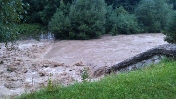 FOTO: V niektorých okresoch Slovenska výdatne prší. Na Orave stúpli vodné hladiny
