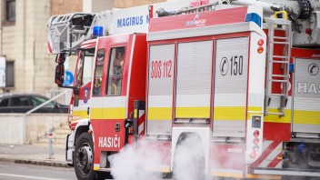 V Bratislave vypukol požiar na Karpatskej ulici, prerušili premávku trolejbusov linky 44