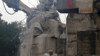 V Poľsku odstraňujú ďalší sovietsky pamätník, celkovo ich zničili už vyše dve desiatky