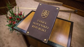 Slávime Deň Ústavy Slovenskej republiky. Základný zákon štátu národná rada schválila presne pred 30 rokmi