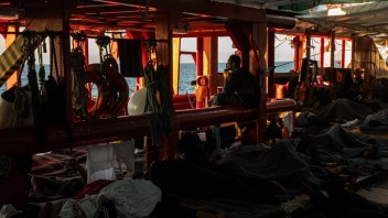 V Taliansku zakotvila loď humanitárnej organizácie, na palube boli stovky zachránených migrantov