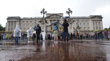 Davy miestnych obyvateľov i turistov sa zhromažďovali pred Buckinghamským palácom