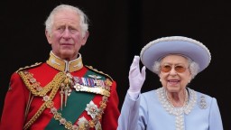 Skončila sa jedna éra, Británia má nového kráľa. Svet smúti za Alžbetou II.