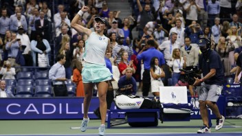 Vo finále ženskej dvojhry na US Open sa stretnú Swiateková s Jabeurovou