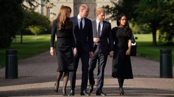 Princ William absolvoval prvé verejné vystúpenie od smrti kráľovnej. S manželkou prišiel pred hrad Windsor