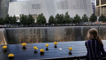 V New Yorku sa začala spomienková slávnosť. Pripomínajú si 21. výročie teroristických útokov z 11. septembra