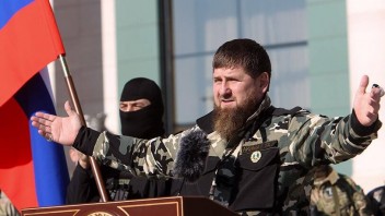 Ťaženie na Ukrajine nejde podľa plánu, priznal Kadyrov. Pripustil, že Putin nevie, čo sa deje na bojisku