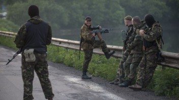 Ukrajinská armáda postúpila zrejme až k hraniciam Luhanskej ľudovej republiky, separatisti hovoria o zložitej situácii