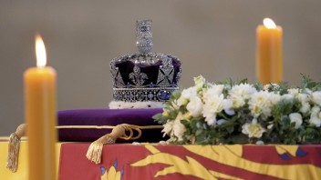 Alžbetu II. pochovajú na Windsorskom hrade vedľa manžela. Ako bude prebiehať pohreb?