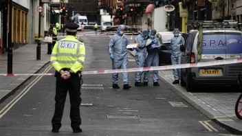 Útočník v Londýne bodol dvoch policajtov. So zraneniami ich previezli do nemocnice
