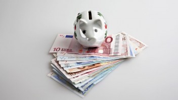 Slováci sú v podiele financií na bežných účtoch tretí v OECD. Ich úspory sa tak v čase inflácie výrazne znižujú