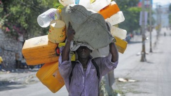 Nepokoje na Haiti prehlbujú biedu, protesty zastavili distribúciu vody