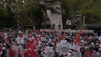 V Istanbule sa zhromaždili tisíce ľudí. Žiadali zrušenie združení na podporu LGBTQ a ich zákaz
