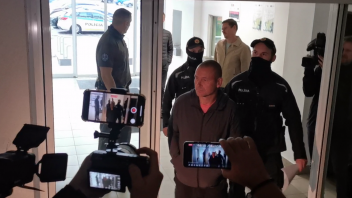 Pojednávanie v kauze Kuciak prerušili: Polícia priviedla na súd Petra Tótha, ten odmietol vypovedať