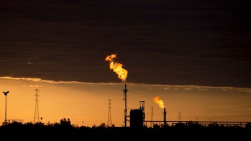 Alternatívne zdroje energie klopú na dvere, ropní magnáti speňažujú zásoby, aby predišli stratám